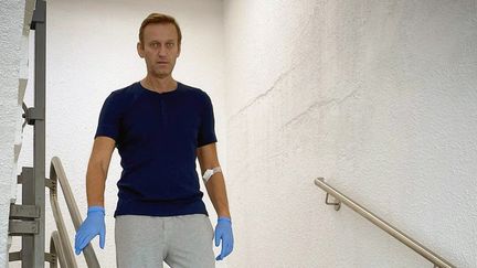 Alexeï Navalny, le 19 septembre 2020, à l'hôpital universitaire de la Charité de Berlin, en Allemagne.&nbsp; (INSTAGRAM / COMPTE @NAVALNY / AFP)