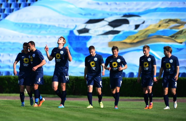 Des joueurs du club de Sébastopol devant une bannière de leur club, lors d'un match du championnat ukrainien à Simféropol, en Crimée, le 17 avril 2014. (KONSTANTIN CHALABOV / RIA NOVOSTI)