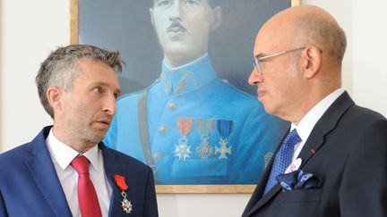 L'alpiniste Piotr Tomala (à gauche) et l'ambassadeur français en Pologne Pierre Levy, samedi 13 juillet 2019 à Varsovie. (ALIK KEPLICZ / AFP)