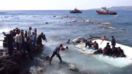 Des migrants attendant les secours apr&egrave;s le naufrage de leur bateau, au large de l'&icirc;le de Rhodes (Gr&egrave;ce), le 20 avril 2015. (RODIAKI / YOUTUBE)