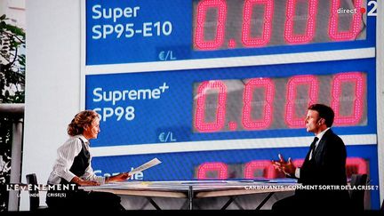 Emmanuel Macron sur le plateau de "L'Evénement", sur France 2, le 12 octobre 2022. (LUDOVIC MARIN / AFP)