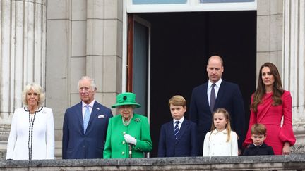 La reine d'Angleterre et sa famille, le 5 juin 2022 à Londres (Royaume-Uni). (HANNAH MCKAY / AFP)