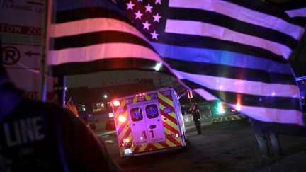 Une ambulance transporte un homme blessé lors d'une fusillade dans un hôpital de Chicago le 19 novembre 2018. (SCOTT OLSON / GETTY IMAGES NORTH AMERICA)