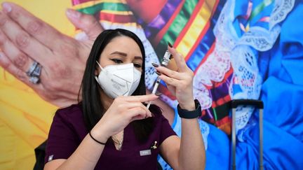 Une infirmière prépare une dose de vaccin contre le Covid-19, le 15 décembre 2021 à Los Angeles (Etats-Unis). (FREDERIC J. BROWN / AFP)