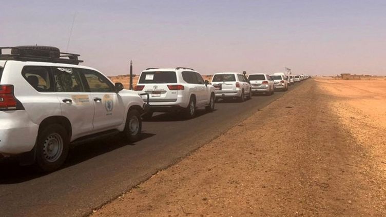 A convoy of cars evacuates Khartoum, Sudan, on April 23, 2023. (ABUBAKARR JALLOH / AFP)