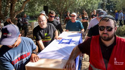 Le cercueil de Yagev Buchshtab, l'un des otages capturés lors des attaques du 7 octobre, transporté pour être enterré dans le cimetière du kibboutz Nirim, dans le sud d'Israël, le 21 août 2024. (GIL COHEN-MAGEN / AFP)