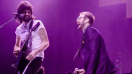 Sergio Pizzorno (gauche) et le chanteur Tom Meighan sur scène pendant le Heineken Music Hall à Amsterdam, le 06 novembre 2014.
 (Ferdy Damman / ANP MAG / ANP/AFP)