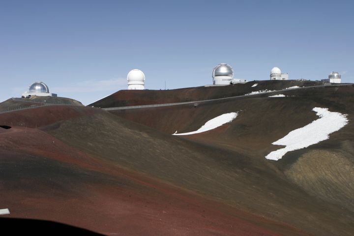 Des observatoires sur le volcan Mauna Kea (Hawaï), à 4 200 mètres d'altitude. (B.BOCCAS / LEEMAGE / AFP)