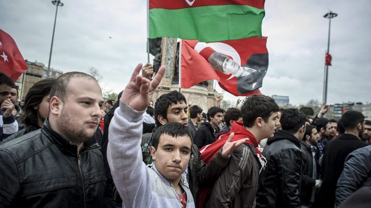 Demonstrators from the nationalist Gray Wolves organization, Taksim Square, Istanbul (Turkey), in April 2011. (CHRISTOPHE PETIT TESSON / MAXPPP)