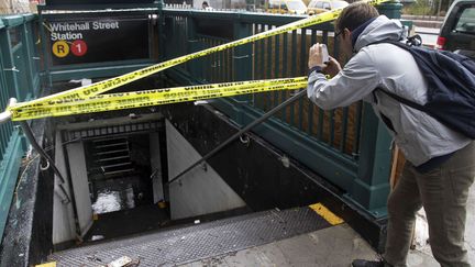 Il va falloir pomper ces centaines de millions de litres et d&eacute;blayer les d&eacute;bris qui jonchent les rails avant d'esp&eacute;rer une reprise normale du trafic. (RICHARD DREW / AP / SIPA)