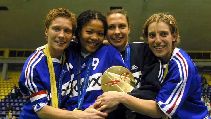 Stéphanie Cano, Myriame Saïd, Joanne Dudziak et Véronique Pecqueux-Rolland avec le trophée promis aux championnes du monde, le 14 décembre 2003 en Croatie. (MAXPPP)