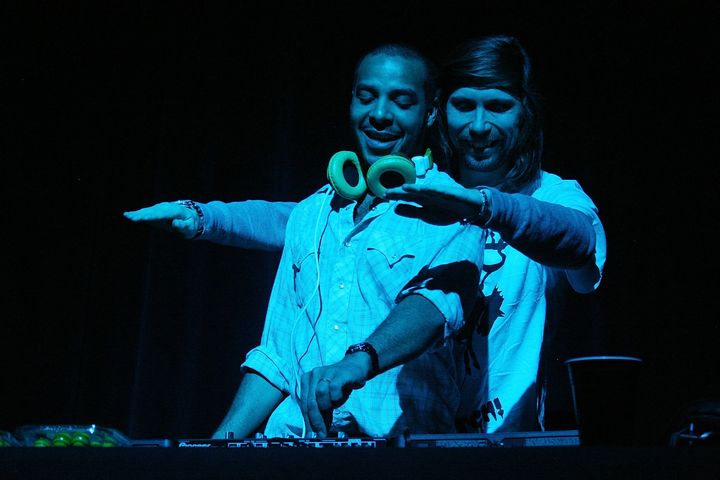 DJ Mehdi et Pedro Winter, alias Busy P, patron du label Ed Banger, jouent à quatre mains le 11 mars 2011 au Madison Square Garden de New York (Etats-Unis). (ROGER KISBY / GETTY IMAGES NORTH AMERICA VIA AFP)