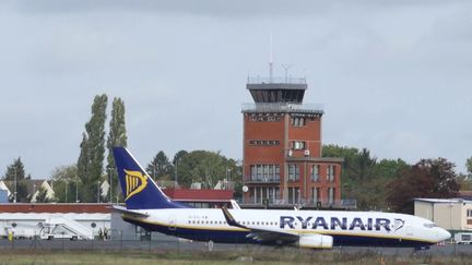 Un coup de pression de Ryanair. La compagnie low-cost menace de ne plus desservir dix aéroports en France, à cause de la hausse de la taxe sur l'aérien.