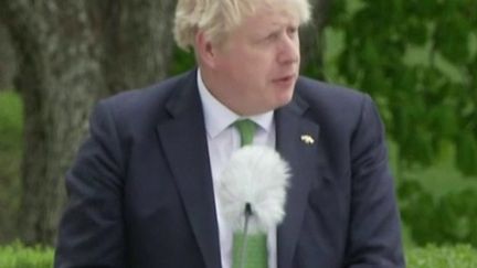 Eurozapping : Boris Johnson signe des accords bilatéraux, polémique autour de réfugiés ukrainiens au Portugal et retour des Pussy Riot en Islande