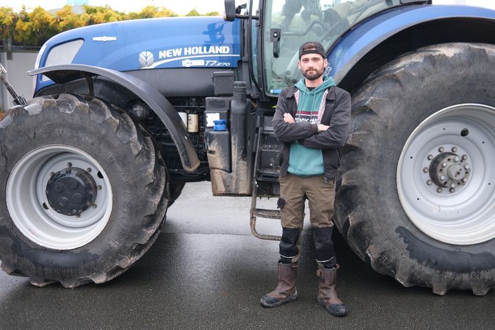 Geoffrey Couloumy, céréalier et viticulteur en Dordogne, le 18 septembre 2024. (ROBIN PRUDENT / FRANCEINFO)