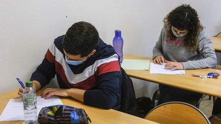 Des étudiants passent leurs partiels à Angers (Maine-et-Loire), le 20 janvier 2021.&nbsp; (JEAN-MICHEL DELAGE / HANS LUCAS / AFP)