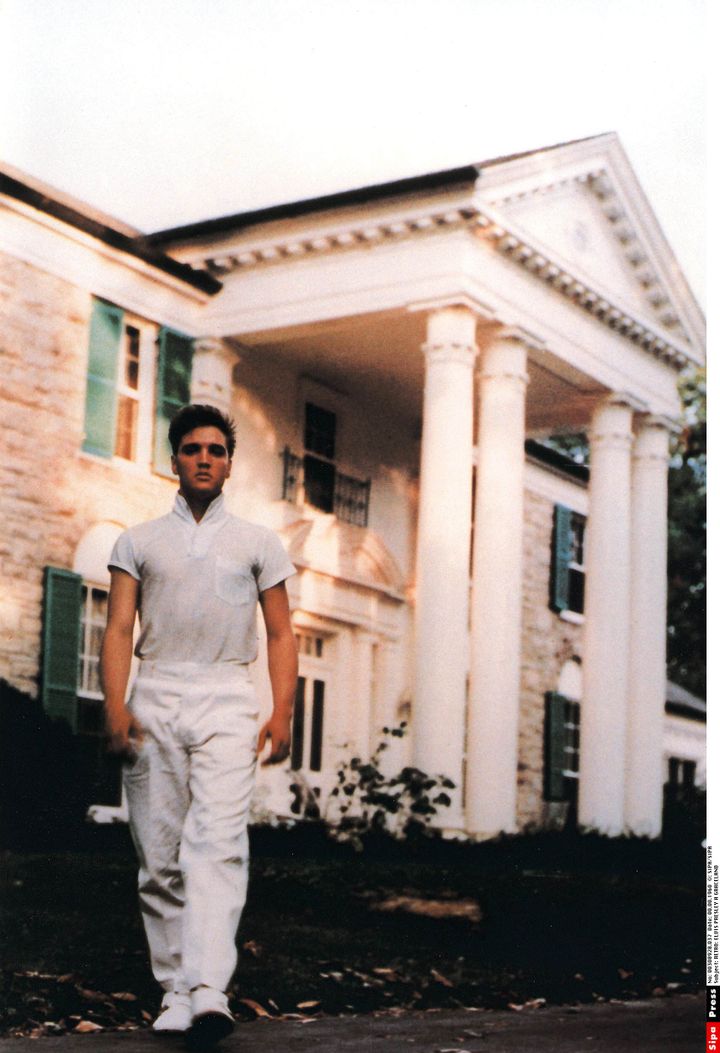 Elvis Presley in front of his Graceland house in 1960 (SIPA)