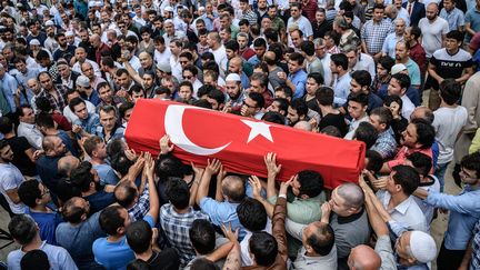 La foule porte le cerceuil d'une des victimes&nbsp;de l'attentat du 28 juin, à Istanbul, en Turquie. (OZAN KOSE / AFP)