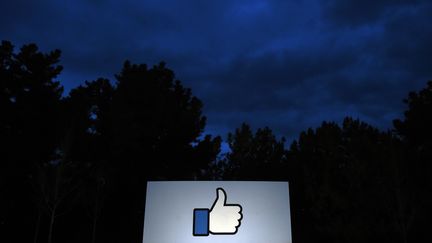 Le logo "j'aime" de Facebook à Menlo Park, en Californie. (JOSH EDELSON / AFP)