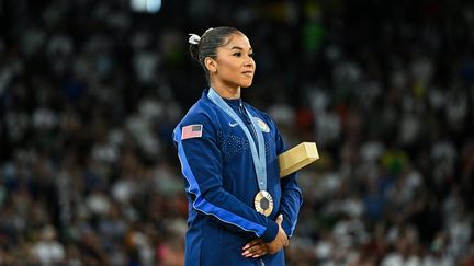 La gymnaste américaine Jordan Chiles lors de la cérémonie des médailles de l'épreuve du sol, à l'occasion des Jeux olympiques de Paris, le 5 août 2024. (GABRIEL BOUYS / AFP)