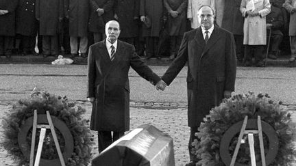 François Mitterrand et Helmut Kohl main dans la main devant l'Ossuaire de Douaumont le 22 septembre 1984
 (Wolfgang Eilmes/DPA/MAXPPP)