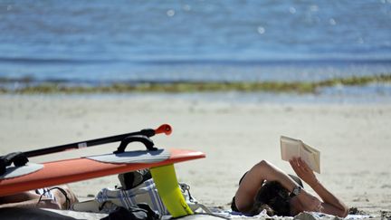 Vacancière sur la plage de Lomener (Morbihan), le 23 septembre 2013. (MAXPPP)