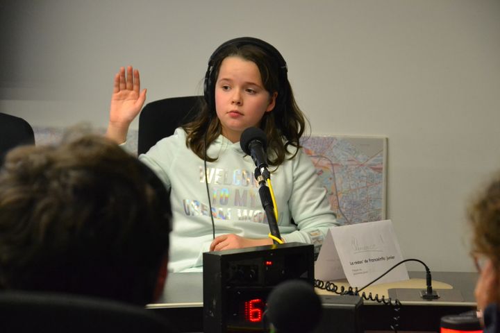 Les élèves ont posé leurs questions tour à tour au micro de franceinfo junior pendant 15 minutes environ. Avec leur classe, ils ont aussi pu visiter la rédaction de franceinfo. (Estelle Faure / RADIO FRANCE)