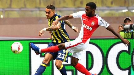 &nbsp; (Van der Wiel (à gauche), de Fenerbahce, contre Mendy, de Monaco, à droite © AFP)