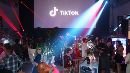 Soirée Tik Tok à Los Angeles (Californie), le 1er août 2018. (JOE SCARNICI / GETTY IMAGES NORTH AMERICA)