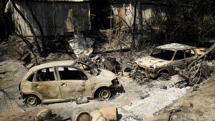 Des voitures calcinées à Grimaud (Var), le 18 août 2021. (NICOLAS TUCAT / AFP)