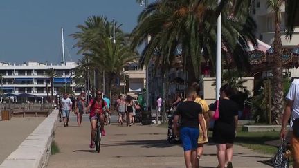 21 millions de Français ont décidé de partir en vacances en juillet, contre un peu plus de 24 millions pour le mois d'août.&nbsp;L'écart se resserre entre les deux mois.&nbsp;La saison démarre donc fort, comme au Grau-du-Roi dans le Gard. (FRANCE 2)