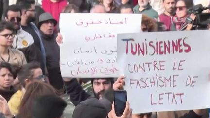 Depuis plusieurs jours, des milliers de Tunisiens dénoncent la politique migratoire de leur président Kaïs Saïed qu'ils jugent raciste. (FRANCEINFO)
