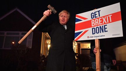 Le Premier ministre conservateur britannique, Boris Johnson, fait campagne à Benfleet, dans l'est de Londres (Royaume-Uni) le 11 décembre 2019, à la veille d'élection législatives anticipées.&nbsp; (BEN STANSALL / POOL / AFP)