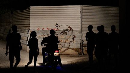 Des habitants de La Havane (Cuba) face à une panne géante d'électricité qui affecte toute l'île, le 19 octobre 2024. (ADALBERTO ROQUE / AFP)