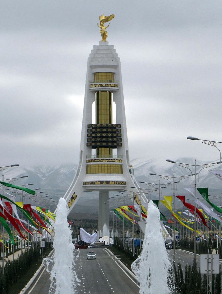 La statue &eacute;rig&eacute;e &agrave; la demande et en l'honneur du pr&eacute;c&eacute;dent pr&eacute;sident du Turkm&eacute;nistan&nbsp;Saparmurat Niyazov, &agrave;&nbsp;Achkhabad. (IGOR SASIN / AFP)