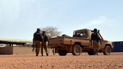 Des soldats burkinabés en patrouille à Tambao, dans le nord du Burkina Faso, le 5 avril 2015. (AHMED OUOBA / AFP)