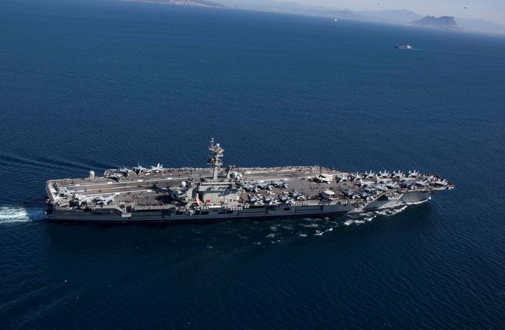 Le porte-avions américain "USS Abraham Lincoln"&nbsp;entrant en mer Méditerranée par le&nbsp;détroit de Gibraltar, le 13 avril 2019, dans le cadre du déploiement d'une force militaire américaine au Moyen-Orient. (US NAVY / REUTERS)