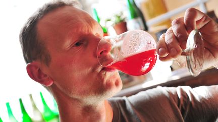 Jean Van Roy, le gérant de la brasserie belge artisanale Cantillon, le 3 mars 2013, à Bruxelles.&nbsp; (ANTOINE LORGNIER  / ONLY WORLD / AFP)