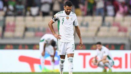 Même la star et capitaine des Fennecs, Riyad Mahrez, n'a pas pu éviter la déroute de l'Algérie, éliminée à l'issue de la phase de poules de la CAN,&nbsp;jeudi 20 janvier 2022. (CHARLY TRIBALLEAU / AFP)