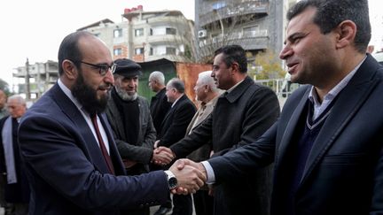 Le ministre syrien de la Justice, Chadi el Waïssi (à gauche), le 29 décembre 2024 à Soueïda, en Syrie. (BAKR ALKASEM / AFP)