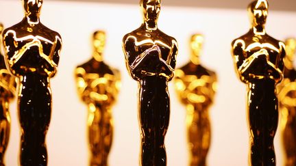 Des statuettes comme récompenses à la cérémonie des Oscar à Hollywood (Californie), le 26 février 2017. (CHRISTOPHER POLK / GETTY IMAGES NORTH AMERICA)