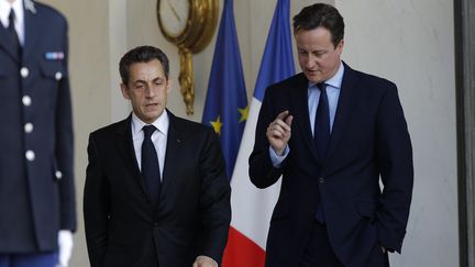 Le pr&eacute;sident fran&ccedil;ais Nicolas Sarkozy et le Premier ministre britannique David Cameron&nbsp;le 2 d&eacute;cembre 2011 &agrave; Paris. (JOHN SCHULTS / REUTERS)