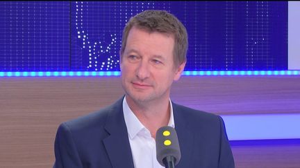 Yannick Jadot, candidat à la primaire de l'écologie, estime sur franceinfo que "François Hollande, c'est le passif et le passé" (RADIO FRANCE)