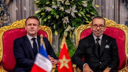 Le roi du Maroc Mohammed VI et Emmanuel Macron à Rabat, le 28 octobre 2024. (AMMAR ABD RABBO / POOL)