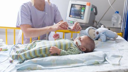 Un bébé atteint de bronchiolite est hospitalisé à Angoulême (Charente), le 18 décembre 2014. (BURGER / PHANIE / AFP)