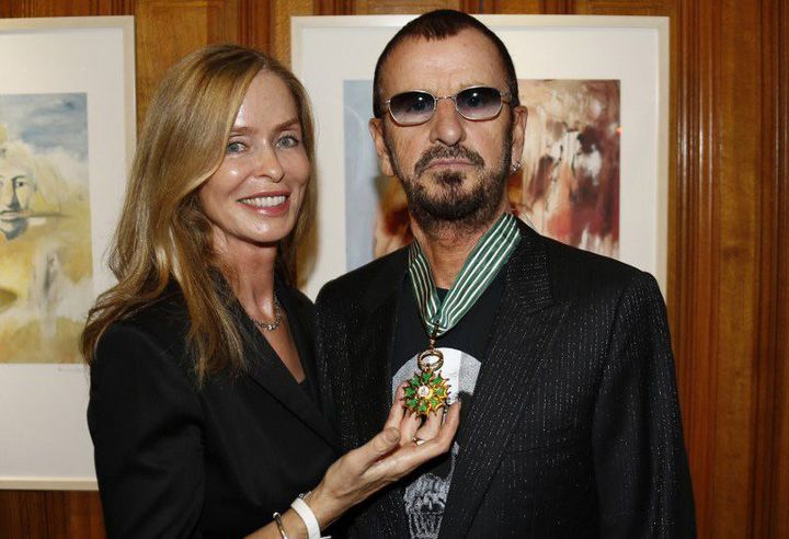 L'épouse de Ringo Starr, Barbara Bach, montre fièrement la médaille de "Commandeur des arts et des lettres" remise à son mari le 24 septembre 2013 à Monaco.
 (VALERY HACHE / AFP)