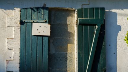 Une maison murée à Pornic (Loire Atlantique), en août 2022. (GILLES TARGAT / GILLES TARGAT)