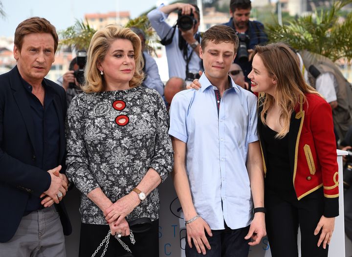 Rod Paradot, entouré de Sara Forestier, Catherine Deneuve et Benoît Magimel, le 13 mai 2015 à Cannes
 (Anne-Christine Poujoulat / AFP)