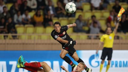 Le joueur du Bayer Leverkusen Javier Hernandez inscrit un but face à Monaco, en ligue des champions, le 27 septembre 2016. (VALERY HACHE / AFP)