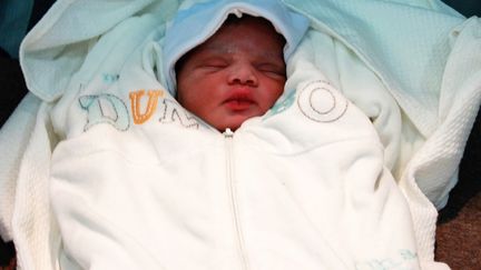 Il y a parfois de bonnes nouvelles. Comme la naissance de Sofia, 3 kgs et 49 centim&egrave;tres, dont la m&egrave;re avait fui Mogadiscio (Somalie) cinq mois plus t&ocirc;t, et a accouch&eacute; le 24 ao&ucirc;t 2015 &agrave; bord de la fr&eacute;gate allemande&nbsp;"-Holstein", &agrave; cent kilom&egrave;tres &agrave; l'est de Syracuse en Sicile. (PETERSEN / DPA / AFP)